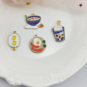 Detailaufnahme süßer Miniatur-Lebensmittelanhänger aus Legierung für DIY-Schmuck