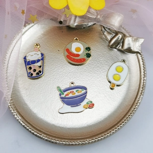 Set aus 4 Emaille-Anhängern mit Frühstücksmotiven wie Katzen-Milchtee und Spiegeleiern