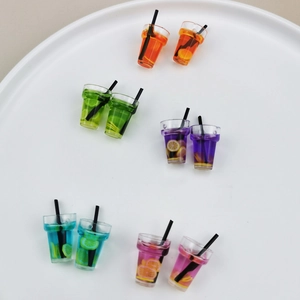 Vue de dessus détaillée de 10 mini breloques de boisson colorées pour bricolage et déco