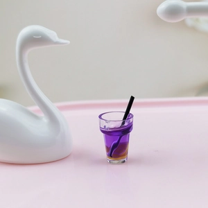 Vue macro de breloque miniature de boisson violette en résine pour loisirs créatifs