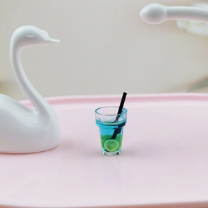 Détail macro d'une tasse miniature en résine bleue avec paille pour projets artisanaux
