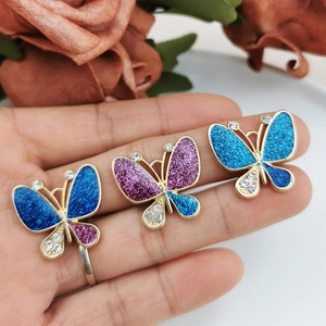 Glinsterende vlinder bedeltjes met blauwe en paarse glitter voor DIY sieraden maken