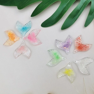 Glitzernde Meerjungfrauenschwanz-Anhänger aus Harz in acht Farben für DIY-Bastelarbeiten