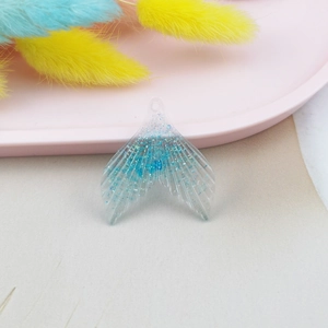 Detailansicht eines blauen Glitzer-Meerjungfrauenschwanz-Anhängers für DIY-Bastelarbeiten