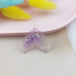 Makroansicht lila Fischschwanz-Anhänger aus Harz mit Laser-Glitzer für DIY-Schmuck
