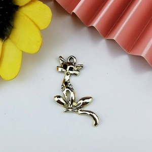 Vue détaillée du pendentif chat en alliage doré avec strass pour création de bijoux DIY