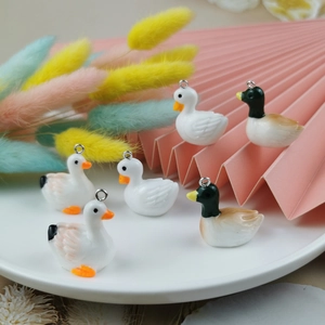 Mini pendentifs canards en résine pour bijoux DIY et porte-clés sur plateau déco