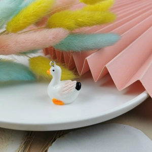 Gros plan détaillé d'un pendentif canard mignon en résine 3D avec boucle pour bijoux DIY