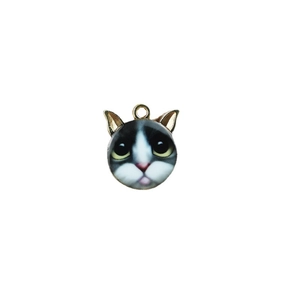 Pendentif chat de style japonais en alliage avec émail noir et blanc et placage doré chic
