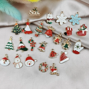 Ciondoli Natalizi in Lega di Smalto Albero di Natale Babbo Natale Calze Natalizie Strass Charms DIY Creazione Gioielli