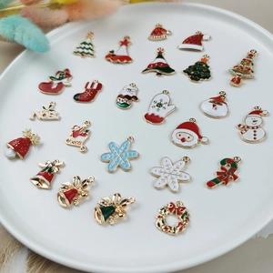 Set di ciondoli natalizi in lega smaltata con Babbo Natale e albero per gioielli fai da te