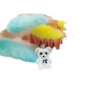 Schattige witte beer hanger van hars met zwarte strik voor DIY sieraden maken