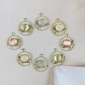 Set di 8 ciondoli pianeta Saturno dorati con perle e strass per creazione gioielli