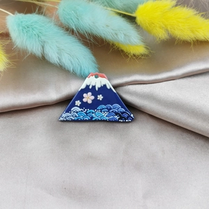Detailansicht eines japanischen Emaille-Anhängers im Ukiyo-e-Stil für DIY-Schmuck