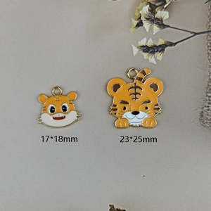 Breloques tigre en émail pour bijoux DIY avec dimensions de 17x18mm et 23x25mm