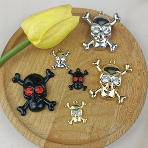 DIY Halloween Totenkopf Anhänger mit Strasssteinen in Gold, Silber und Schwarz Metall