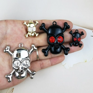 DIY Halloween Totenkopf Anhänger in Gold, Silber und Schwarz mit funkelnden Strasssteinen
