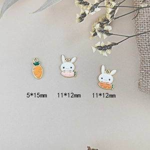 Pendentifs lapin et carotte en émail pour la création de bijoux avec bords dorés