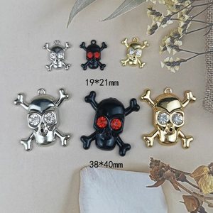 Halloween Totenkopf Anhänger in Gold, Silber und Schwarz mit Strassaugen in zwei Größen