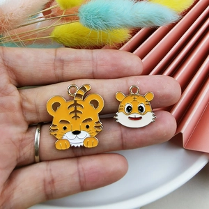 Pendentifs tigre en alliage émaillé pour bijoux DIY en deux tailles variées