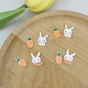 Détail de breloques lapin et carotte en alliage pour bijoux DIY sur plateau