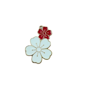 Pendentif fleurs de cerisier émaillé rouge et blanc avec bords en métal doré