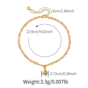 Dettaglio della cavigliera a doppio strato in oro 18K con perline rosa e ciondolo zircone