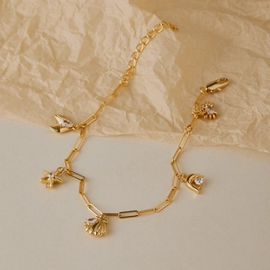 Bracelet de cheville plaqué or avec pendentifs coquillages et zircons vert émeraude