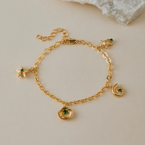 Bracelet de cheville doré avec pendentifs étoile de mer, coquillages et gemmes vertes