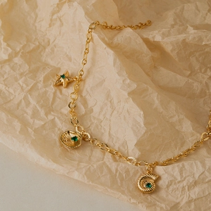 Bracelet de cheville plaqué or avec pierres vert émeraude et pendentifs coquillages