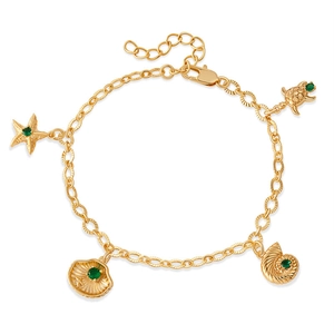 Détail de breloques étoiles de mer dorées avec cristaux verts sur un bracelet