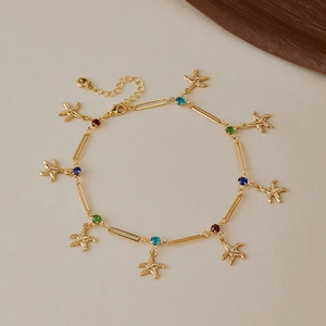 Détail de la chevillère étoile de mer dorée avec strass colorés et chaîne trombone
