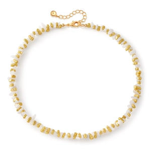 Collier artisanal avec pierres de cristal blanches irrégulières et perles dorées
