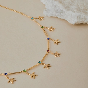 Collier étoile de mer doré avec des perles colorées et un thème de style marin d'été