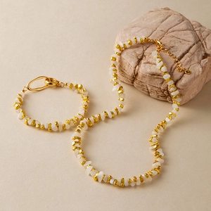Boho-Schmuckset mit unregelmäßigen weißen Kristallsteinen und goldfarbenen Metallperlen