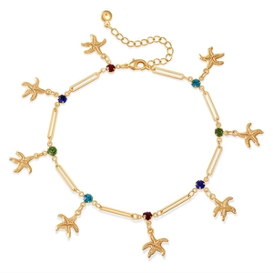 Détail d'une chevillère dorée avec des strass colorés et des breloques en forme d'étoile