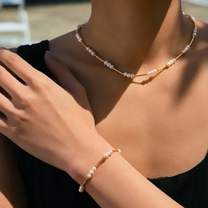 Parure élégante de collier et bracelet en perles d'eau douce naturelles dorées