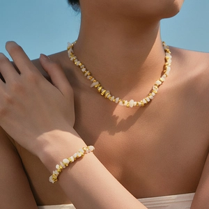 Parure collier et bracelet bohème avec pierres blanches irrégulières et perles dorées