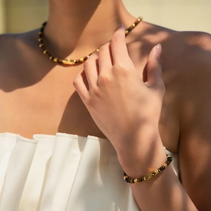 Ensemble collier et bracelet en perles d'oeil de tigre avec détails en métal doré
