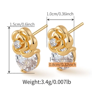 Detalle de pendientes de rosa de 1,5cm con circonitas cúbicas en forma de corazón
