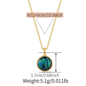 Detail view of a gold shell pendant necklace with dimensions 43.1+6cm and 5.1g weight