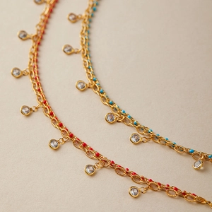 Cavigliera placcata oro 18K con perline di smalto colorato e nappe di cristallo
