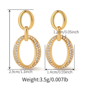 Detalle de pendientes ovalados de doble aro dorado con medidas de 2,9 cm por 1,4 cm