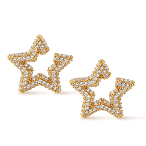 Detalle de pendientes de estrella dorados con circonitas blancas en micro pavé