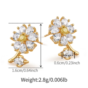 Vista detallada de pendientes de flores con circonitas y medidas de 1,6 cm de altura
