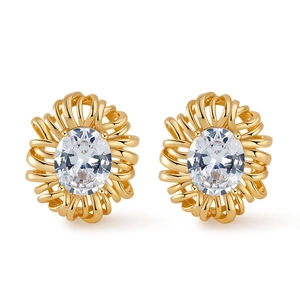 Detalle macro de pendientes chapados en oro con circonitas ovales y halos trenzados