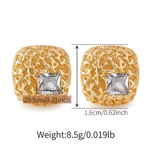 Detalle de pendientes cuadrados dorados con circonitas y dimensiones precisas