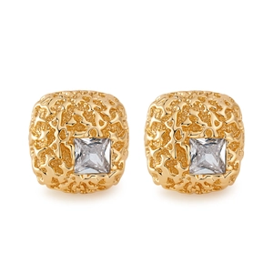 Detalle de pendientes cuadrados bañados en oro con circonitas brillantes y diseño calado