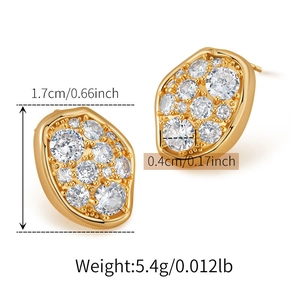 Detalle de pendientes dorados con circonita, altura de 1.7cm y peso de 5.4g