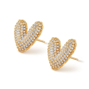 Detalle de pendientes de corazón 3D con micro-pavé de circonitas bañados en oro